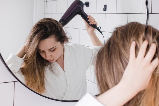 ドライヤーの熱風を当てすぎる